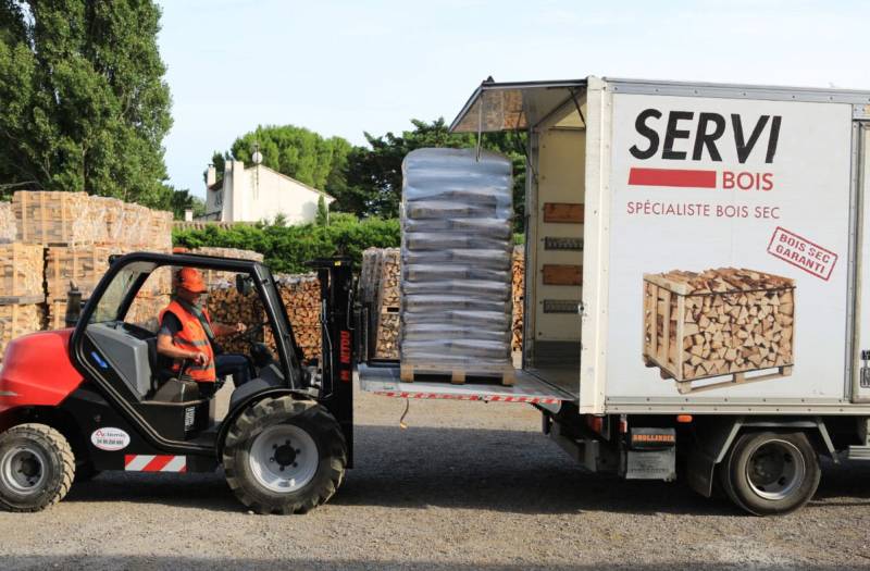 Entreprise spécialisée dans la vente de bois de chauffage sur palette, de granulés de bois et de Bûches compressées à Aix en Provence